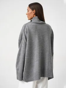 Vista posteriore dettagliata di un maglione lavorato a maglia grigio a collo alto oversize