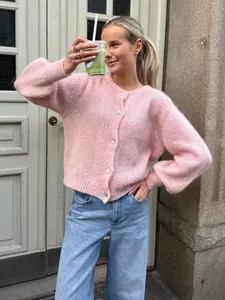 Eleganter süßer rosa Strick-Cardigan mit einreihiger Knopfleiste und weicher Textur
