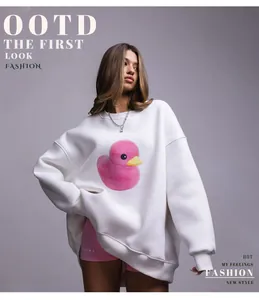 Felpa bianca oversize con stampa di paperella di gomma rosa per un look alla moda femminile.