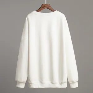 Vista posteriore di una felpa girocollo bianca oversize minimalista da donna