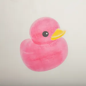 Dettaglio macro di una simpatica stampa di anatra rosa acquerello su felpa bianca