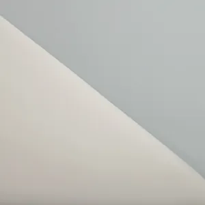 Primo piano della texture del tessuto bianco e grigio chiaro di una felpa da donna
