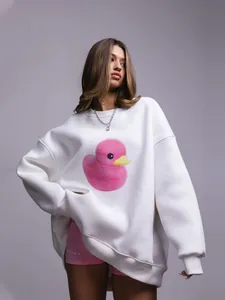 Felpa bianca oversize a girocollo da donna con stampa grafica di una simpatica papera rosa