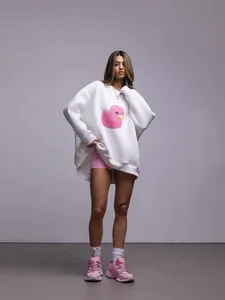 Felpa oversize da donna bianca con una simpatica stampa grafica di una papera rosa.