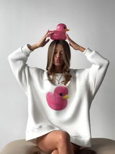 Felpa girocollo bianca oversize da donna con simpatica stampa grafica di anatra rosa