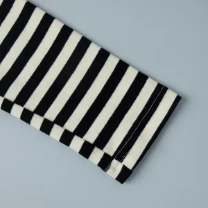Detailopname van de mouw en manchet van een zwart-wit gestreept katoenen T-shirt