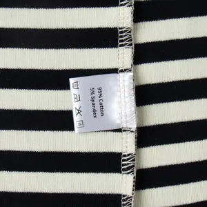Detailopname van gestreept katoenen T-shirt met materiaallabel en zachte stofstructuur