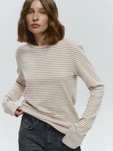 Gedetailleerd overzicht van een nauwsluitend gestreept katoenen T-shirt met lange mouwen