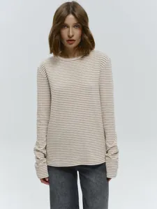 Detailopname van een gestreept katoenen dames-T-shirt met lange mouwen en slim fit