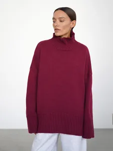 Vista dettagliata di un maglione a maglia oversize a dolcevita bordeaux da donna