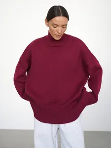 Primo piano del maglione oversize a collo alto rosso vino da donna autunno inverno