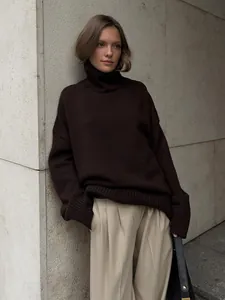 Dettaglio maglione a collo alto oversize marrone scuro con polsini e orlo a coste fini
