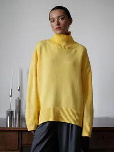 Elegante maglione a collo alto giallo vibrante oversize con dettagli di trama e vestibilità