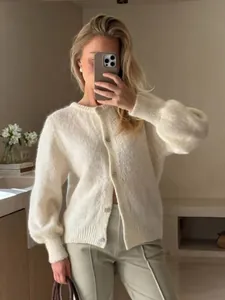 Eleganter cremefarbener Strickcardigan mit Einzelknopfleiste und weicher Textur am Modell