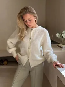 Gemütliche weiße Strickjacke aus Mohair mit bunten Bonbonknöpfen für Damenmode