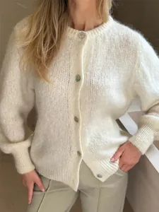 Detailansicht einer cremefarbenen Mohair-Strickjacke mit einreihigem Knopfverschluss