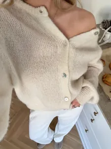 Detail eines cremefarbenen Mohair-Strickkardigans mit perlmuttfarbenen Knöpfen
