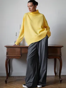 Maglione dolcevita oversize giallo brillante da donna con dettagli in maglia a coste.
