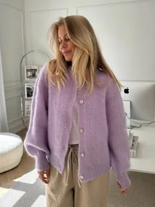 Detailansicht einer süßen lavendelfarbenen Strickjacke mit Knöpfen im Home-Office-Stil.