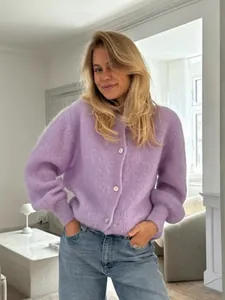 Stylische lavendelfarbene Strickjacke im Mohair-Stil mit einreihiger Knopfleiste.