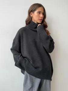 Vista dettagliata di un maglione a collo alto grigio antracite oversize su modella