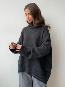 Vista dettagliata di un maglione a collo alto in maglia grigio antracite da donna.