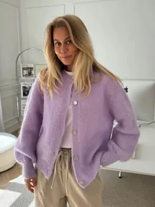 Eleganter lavendelfarbener Strick-Cardigan mit einreihiger Knopfleiste und weicher Textur.