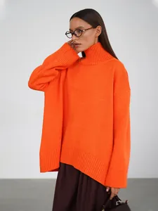 Maglione donna in maglia arancione vivace oversize con collo alto, perfetto per l'inverno