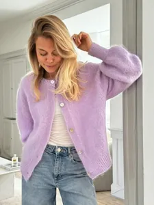 Gemütliche lavendelfarbene Strickjacke im Mohair-Stil mit weißen Knöpfen für Damen