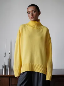 Maglione in maglia a collo alto giallo oversize da donna, stile autunno-inverno.