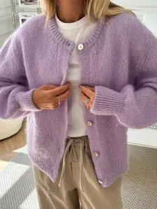 Detailansicht eines fliederfarbenen Strick-Cardigans mit weicher Mohair-Struktur