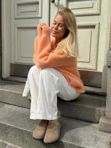 Süßer bonbonfarbener Strickcardigan in einem gemütlichen Outdoor-Lifestyle-Szenario