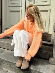 Weicher orangefarbener Mohair-Strickcardigan mit einreihiger Knopfleiste in Lifestyle-Umgebung