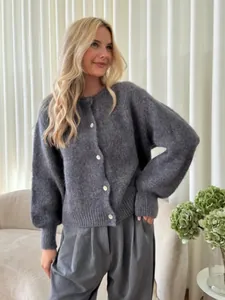 Eleganter grauer einreihiger Strickcardigan für Damen, präsentiert an einem Model im Raum