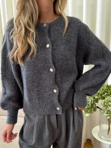 Nahaufnahme eines weichen anthrazitgrauen Strick-Cardigans mit eleganten Knöpfen.