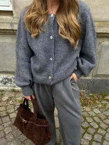 Detailansicht eines weichen grauen Strickcardigans mit Knöpfen für den Herbst-Look