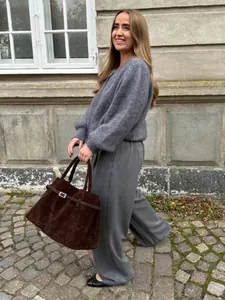 Eleganter grauer Strickcardigan kombiniert mit einer weiten Hose im Streetstyle-Look