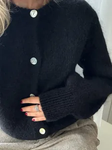 Detaillierte Nahaufnahme der schwarzen flauschigen Mohair-Strickjacke mit Knöpfen