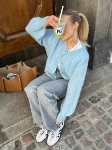 Damen Strickjacke in Hellblau, weich gestrickt, ideal für herbstliche Lifestyle-Outfits