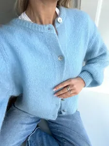 Nahaufnahme einer hellblauen Strickjacke mit weicher Mohair-Textur und Knöpfen für Damen