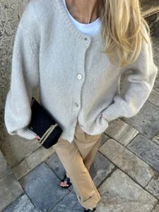 Hellbeige Strickjacke im Mohair-Stil mit Perlmuttknöpfen und khakifarbener Hose