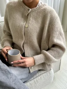 Detailansicht der weichen Textur einer beigen einreihigen Strickjacke für Damen