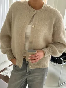 Detailansicht der beigen Strickjacke mit weicher Mohair-Textur und Knopflochleiste