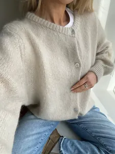 Detailaufnahme der weichen Mohair-Textur dieser beigen einreihigen Strickjacke für Damen