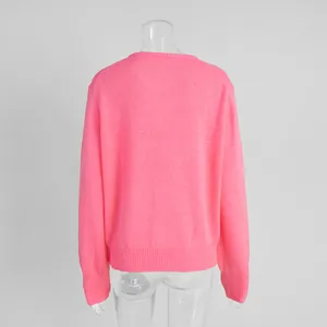 Rückansicht eines leuchtend pinkfarbenen Strickpullovers mit Rippbündchen am Saum