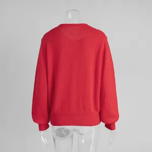 Rückansicht einer leuchtend roten, bonbonfarbenen, leichten Strickjacke für Damen.