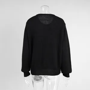 Rückansicht eines minimalistischen schwarzen Strick-Cardigans auf einer Schaufensterpuppe.