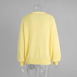 Rückansicht eines gelben Strick-Cardigans mit gerippten Bündchen und Saumdetails.