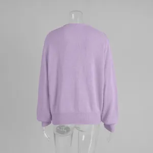 Detaillierte Rückansicht eines hellvioletten Strick-Cardigans mit Rippstricksaum und Bündchen.