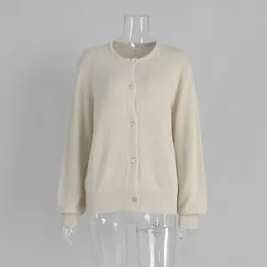 Detailansicht eines beigen einreihigen Strick-Cardigans mit Zierknöpfen auf einer Schaufensterpuppe